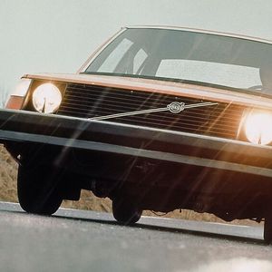 Das Volvo VESC (Volvo Experimental Safety Car) ist ein Konzeptfahrzeug aus dem Jahr 1972. Das Fahrzeug, das verschiedenste Innovationen präsentierte, die der Verbesserung der Sicherheit von Insassen und Passanten dienen sollten, wurde auf dem Genfer Autosalon gezeigt. Ihm hat der Volvo 240/260 unter anderem die mächtigen Stoßfänger zu verdanken.(Bild:  Volvo)