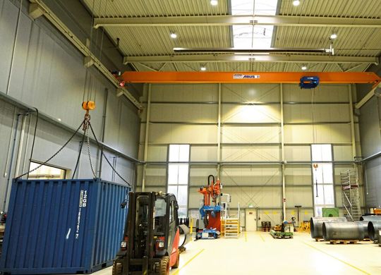 Drei LED-Hallenstrahler der Serie Soldus 2 à 150 Watt hat Haane in der Montagehalle aufgehängt und auf Anhieb eine deutlich bessere Ausleuchtung als vorher erzielt – trotz 13 Meter Deckenhöhe. Drei LED-Hallenstrahler der Serie Soldus 2 à 150 Watt hat Haane in der Montagehalle aufgehängt und auf Anhieb eine deutlich bessere Ausleuchtung als vorher erzielt – trotz 13 Meter Deckenhöhe.