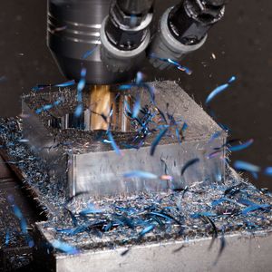 I-Machining berechnet die Werkzeugbahnen so, dass Spiralfräser über ihre Wekzeuglänge Material abnehmen. Bild: Solidcam/Knittel