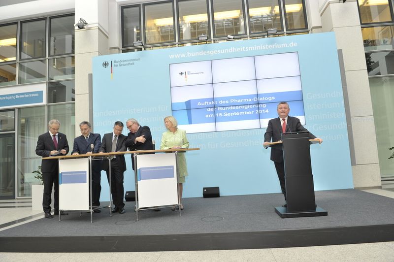 Bundesgesundheitsminister Hermann Gröhe: „Unsere steigende Lebenserwartung beruht zu einem erheblichen Teil auf der Entwicklung neuer Medikamente. Damit sich die Patientinnen und Patienten auch in Zukunft auf hochwertige Medizin verlassen können, brauchen wir weiterhin einen starken Pharma-Standort Deutschland.“ (Bild: BMG/Schinkel)