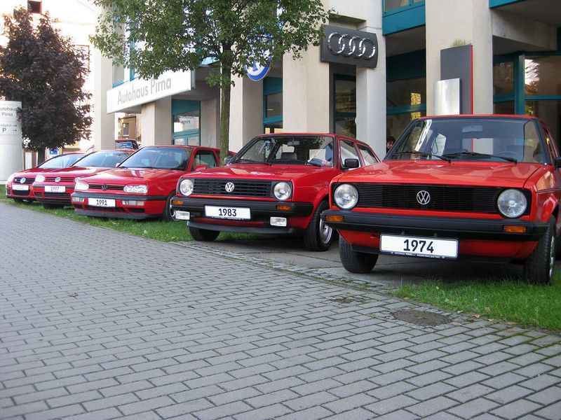 Die Golf-Ahnenreihe in Reih und Glied vor dem Autohaus. (Archiv: Vogel Business Media)