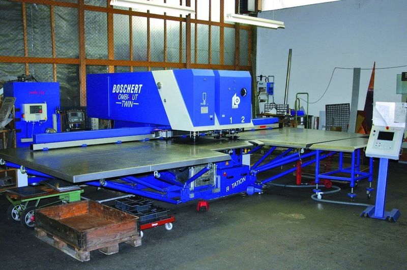 Kombinierte Stanz- und Plasmaschneidmaschine Combicut 1250 × 2000 bei der Blechexress AG, ausgerüstet mit einem großflächigen Auflagetisch mit Kugelrollen und dem CNC-gesteuerten Blechtafel-Positioniersystem. (Archiv: Vogel Business Media)