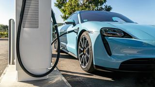 Den schnellen Ausbau von Ladesäulen für Elektroautos, vor allem aber kostengünstigeren Ladestrom sehen die Kfz-Betriebe als entscheidend, um Stromer für Kunden attraktiver zu machen. (Bild: Porsche)