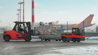 tow-tractor-ic-truck-moving-freight-forward-4012-810-16x9w1920 (Linde Material Handling GmbH)