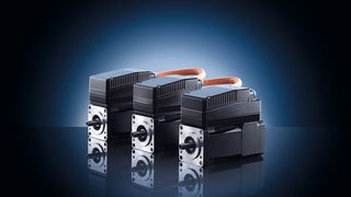 Die kompakten ihXT, bestehend aus Servomotor mit Wechselrichter sind ideal für den dezentralen Einsatz im modularen Maschinenbau. (Bild: AMK)