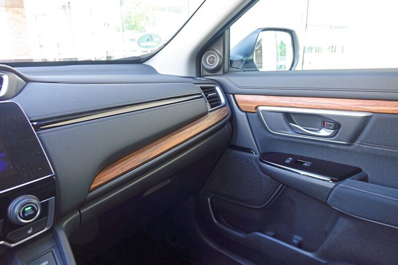 Holzzierleisten werten den Innenraum des Honda CR-V auf. (Sven Prawitz/»Automobil Industrie«)