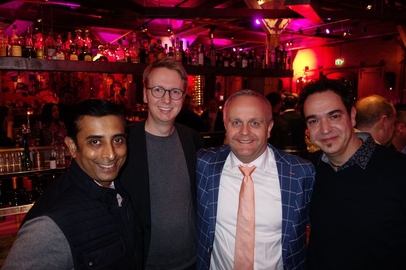 (v. l.) Arun Singh, Robbi Teichfischer und Richard Taylor, Dell, mit ihrem Dell-Spezialisten Sebastian Hill bei S&K. (Bild: IT-BUSINESS)