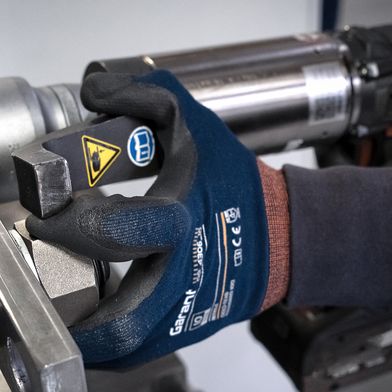 Viele Anwender unterschätzen die Gefahren beim Umgang mit Hochmomentschraubern. Sowohl das Einklemmen oder Quetschen der Finger als auch Verletzungen durch Abrutschen des Werkzeugs sind häufig die Folge. (Bild: Heico-Lock)