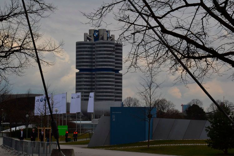 Den BMW-Vierzylinder immer fest im Blick… (Foto: Michel)