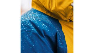 PFAS werden u.a. bei der Herstellung wasserabweisender Outdoorkleidung verwendet. (Bild: Ondra - stock.adobe.com)