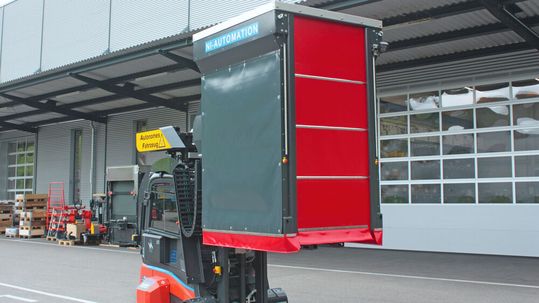 Dieser vollständig automatisierte Gegengewichts-Gabelstapler Factory E-Truck FE616 kommt mit induktivem Ladesystem und optionalem Wetterschutzaufbau daher.(Bild:  Neumaier Industry)