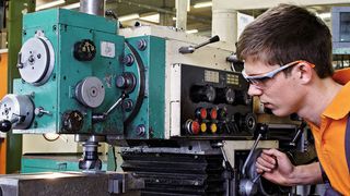 Zu den wichtigsten Ausbildungsberufen im Maschinenbau zählt nach wie vor der Industriemechaniker. Die Ausbildungsinhalte müssen sich dabei ständig an die sich verändernde Arbeitswelt anpassen – was den meisten Unternehmen nach eigenen Angaben gut gelingt. (© Ingo Bartussek - Fotolia.com)