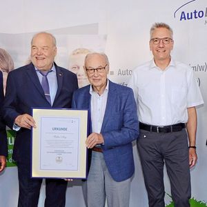 Ehrennadel mit Urkunde: Der Präsident des bayerischen Kfz-Gwerbes, Albert Vetterl (2. v. l.), überreichte die Auszeichnung an Walter Stoy (Mitte).(Bild:  Zietz – »kfz-betrieb«)
