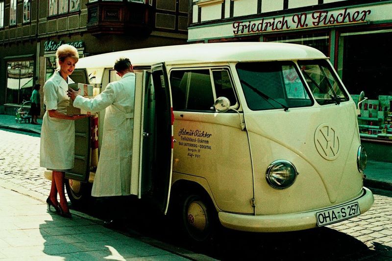 Den T1 gab es sowohl als Kastenwagen ... (Volkswagen Nutzfahrzeuge)