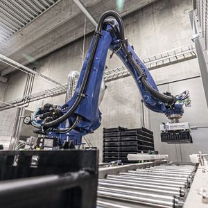 Roboter mit H1-Schmierstoffen erfüllen höchste Hygieneanforderungen und handhaben Behältnisse mit bis zu 50 Kilo Flüssignahrung. (Bild:  KUKA)