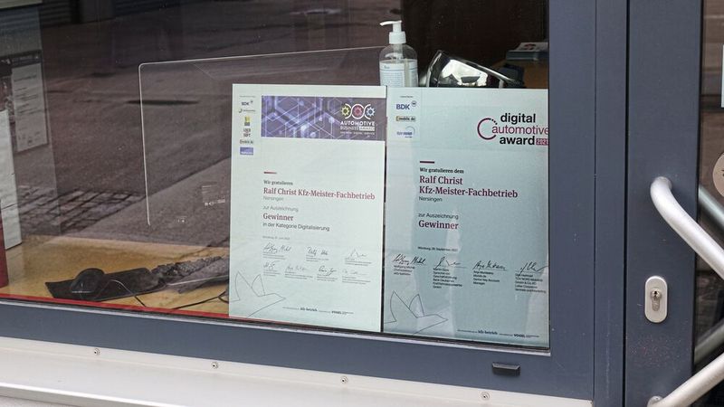 Das Team der freien Werkstatt war bereits in der Vergangenheit erfolgreich bei den Awards von »kfz-betrieb« und zeigt dies mit Stolz. (Bild: Ralf Christ Kfz-Meisterfachbetrieb)