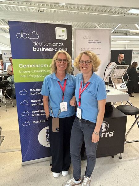 Am Stand von Capeletti und Perl: Tanja Blanke (l.) und Stephanie Pelch (Bild: Vogel IT-Medien GmbH)