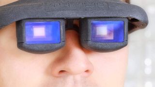 Datenbrille mit CMOS-Chip: Die Augenbewegung wird erfasst und virtuelle Dokumente lassen sich erfassen und umblättern (Fraunhofer)