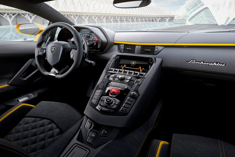 Der Aventador S hat ein neues Infotainmentsystem mit größerem Display sowie ein TFT-Display als Kombiinstrument. (Lamborghini)