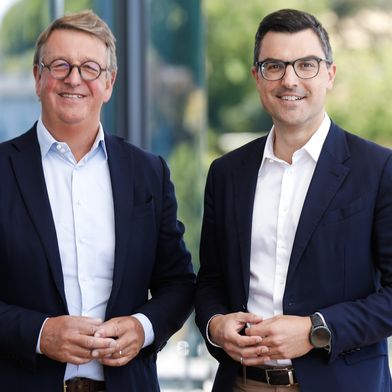 Der Beginn einer starken Partnerschaft: Korbinian Kiesl (Président / CEO von Billion SAS, links) und Stefan Engleder (CEO der Engel Gruppe, rechts) freuen sich auf die gemeinsame Zukunft.  (Bild: Engel)
