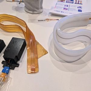 Elektronische Haut für die Industrie: In Handschuhe integrierte Sensoren erfassen die Fingerbewegungen des Trägers und übertragen diese in Echtzeit auf einen Robotergreifer.(Bild:  mc/VCG)