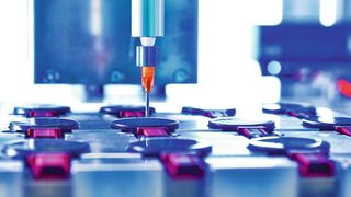 Atlas Copco holt sich mit Scheugenpflug neue Lösungen ins Haus, darunter das Vergießen von Elektronikbauteilen. Hier im Bild werden Regensensoren für die Automobilindustrie zum Schutz mit Gießharz versiegelt. (Scheugenpflug)