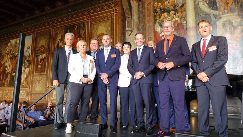 Die Veranstalter und Referenten des 60. Verkehrsgerichtstags in Goslar mit Bundesminister Volker Wissing (3. v. r.)  (Bild: Zietz – »kfz-betrieb«)