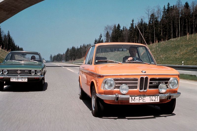 Gegen den 88 kW/120 PS starken BMW 2002 ti war Opels Manta A längsdynamisch chancenlos. (Bild: BMW)