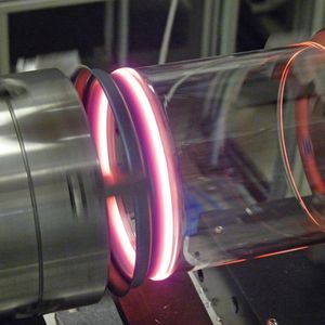 Anglasprozess bei der Realisierung einer Glas-Metall-Verbindung.