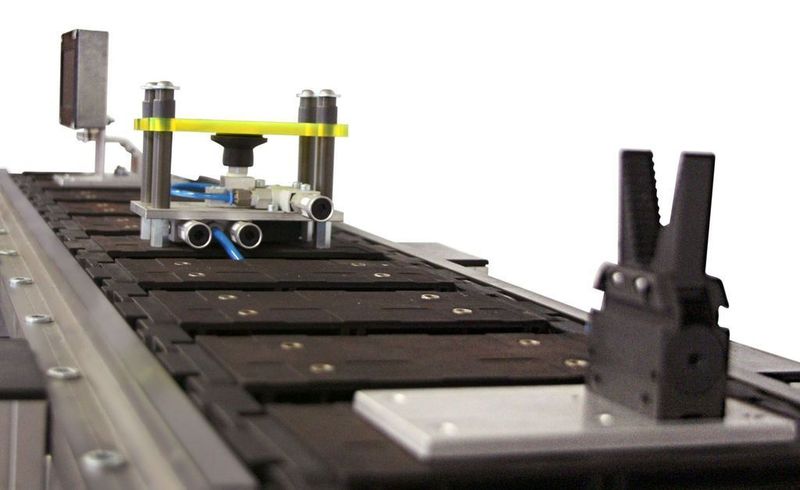 Auf der planen Montagefläche der intelligenten Förderkette können unterschiedlichste Bearbeitungseinheiten und Werkzeuge angeschlossen werden, etwa Greifer, Sauger, Sensoren oder Kameras. Verfahrwege bis 30 Meter und mehr sind möglich. Jede Arbeitsstation kann z.B. mit moderner Elektronik und Bustechnik einzeln adressiert und damit angesteuert werden.  Bilder: Igus (Archiv: Vogel Business Media)