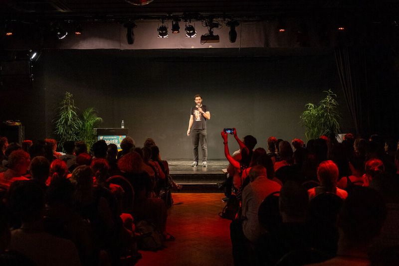 Auftritt am Abend: Comedian Fabian Rommel. (© CityLAB Sommerkonferenz 2024, Fotograf: Florian Reimann)