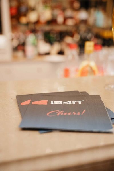 Beim anschließenden Ausklang an der Bar gab es Cocktails von IS4IT. (Bild: Werbefotografie Emme)