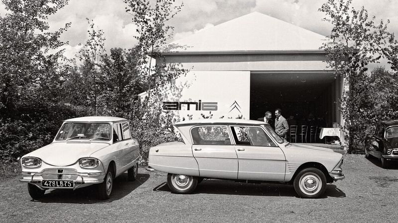 Das französische „Ami six“ wählte Citroën bewusst als Wortspiel zum englischen „a missis“. Der Ami 6, fränzösisch „L’Ami Six“ klingt auf Französisch wie „la missis“, zu Deutsch: das Fräulein. Begleitet wurde die Markteinführung in Frankreich zudem von Werbeplakaten, die auf eine weibliche Zielgruppe ausgelegt waren.  (Bild: Archives Terre Blanche/Photononstop)