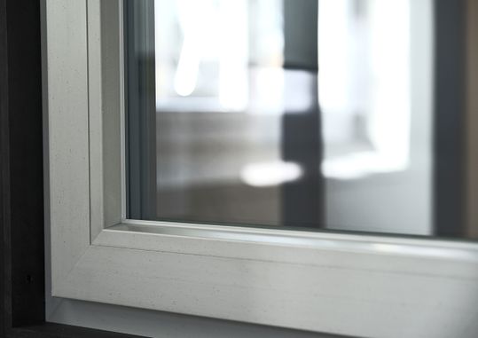 Das monochrome Konzept von Greta_loop ist konsequent mit viel Einfachheit und Klarheit gestaltet worden.  Durch die verwendete Recycling-Rezeptur mit moderner Textur wird das Profil im Beton-Look auch zu einem haptischen Erlebnis.(Bild:  Salamander Industrie-Produkte GmbH)