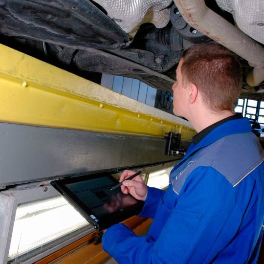 Die DAT bietet jetzt auch Fahrzeugdaten, die HU-Prüfer im Rahmen der PTI europaweit nutzen können.(Bild:  DAT)