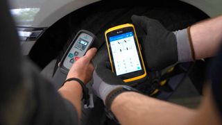 Der Profiltiefenmesser Atbas Depot DPE (links) überträgt die Messwerte per Bluetooth an das Mobilgerät Atbas Depot MDE. (Bild: Atbas)