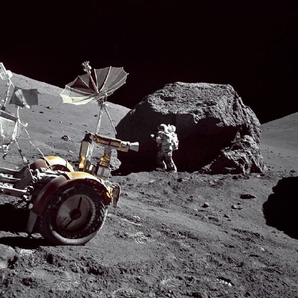 Geologe Harrison H. Schmitt neben einem großen Felsblock während der Apollo-17-Mission. Links vorne zu sehen ist das Lunar Roving Vehicle. (Bild: NASA)