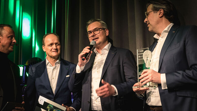 Benjamin Kaiser, Vorstandsmitglied der Fahrzeug-Werke Lueg, bedankte sich bei der Jury. (Bild: Stefan Bausewein)