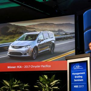 Richard Yen, Senior Vice-President, Automotive und Global Markets Team bei Altair, während seiner 2017 Enlighten Awards Präsentation auf der Bühne des Center for Automotive Research (CAR) Management Briefing Seminars (MBS).