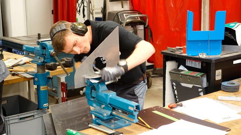 Der Drittplatzierte in der Karosserie- und Fahrzeugbautechnik, Vincent Leimbach, macht mittels Feile die Rundung richtig rund. (Bild: Dominsky – VCG)