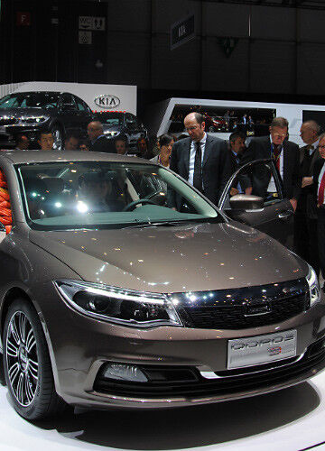 Schon länger auf dem Weg nach Europa: Die chinesische Marke Qoros feierte 2013 ihr Debüt auf dem Automobilsalon in Genf. Dabei weckte der Qoros 3 Sedan großes Interesse bei den Besuchern. (Foto: Baeuchle)