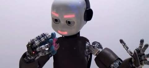 iCub ist ein kleiner Roboter Humanoid der von mehreren Universitäten in ganz Europa zusammen entwickelt wurde. Bei Robots on Tour in Zürich wurden zahlreiche Roboter, Humanoide und Cyborgs präsentiert. (Italian Institute of Technology, IIT)