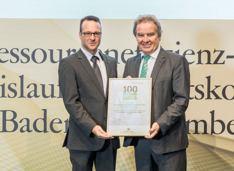 Bild 22: Markus Mettler nahm im Herbst 2016 die Auszeichnung „100 Betriebe für Ressourceneffizienz“ von Baden-Württembergs Umweltminister Franz Untersteller entgegen. (EBM-Papst)