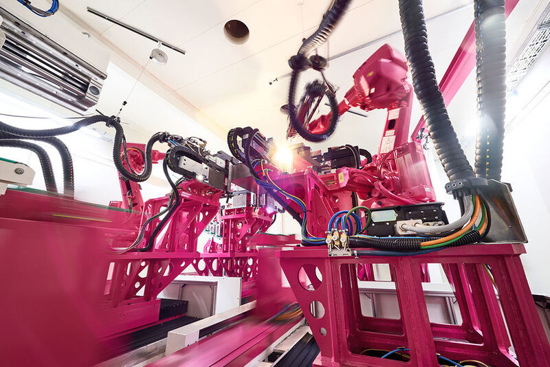 Smarte Fertigung „on Edge“: In der Industrie 4.0 ist der Partikelschutz von elementarer Bedeutung. In der Abbildung: Roboter in Aktion im Werk Haiger, Rittals 24,000-m² großer Vorzeigefabrik.  (Rittal GmbH & Co. KG)