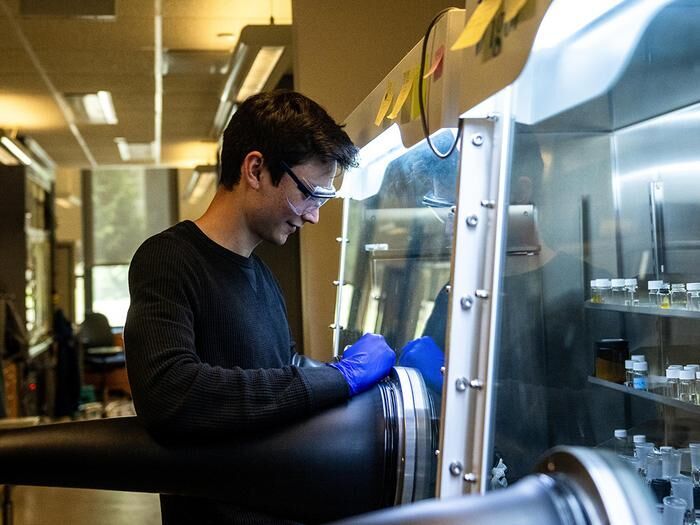 Graduate student Alexander Arnette working in the lab of Jonathan Kuo, assistant professor of chemistry in the Penn State Eberly College of Science. (Source: Jaydyn Isiminger/ Penn State)