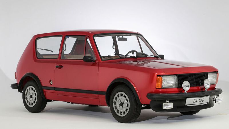Einer der frühen Golf (-Vorgänger): Bereits 1969 baute Volkswagen den EA 276. Zwar setzten die Konstgrukteure auf Frontantrieb, ein schräges Heck mit großer Heckklappe und eine moderne Verbundlenkerachse, aber unter der Motorhaube steckte immer noch ein Käfermotor. (Bild: Volkswagen AG)