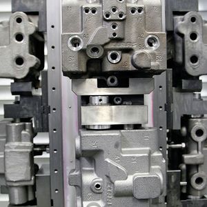 Heute werden bei Claas Industrietechnik flexibel einsetzbare Standardspanntürme verwendet, auf denen die Werkstücke mit bauteilspezifischen Spannbacken gespannt werden