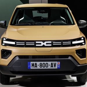 Das Tagfahrlicht mit Y-Signatur tragen bereits andere Dacia-Modelle.(Bild:  Dacia)