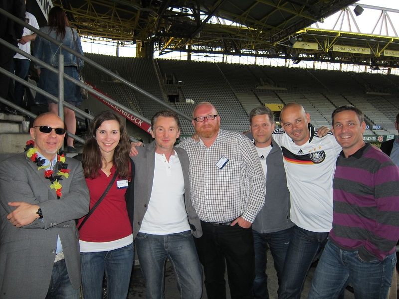 Deutschland ist Sieger! Jetzt kann gefeiert werden! (v. l.) Oliver Schmidt, MS-Tech, Frau Tenhagen, comTeam, Andreas Henschke, Lasmex, Jörn Beckmann, comTeam, Dominik Carl, Krämer IT, Sven Glatter, comTeam und Michael Krämer, Krämer IT (Bild: IT-BUSINESS)