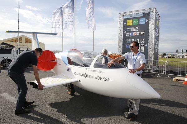 Im französischen Bordeaux absolvierte der elektrisch angetriebene E-Fan 2.0 seinen ersten öffentlichen Flug. Für Airbus ist das Trainingsflugzeug der Anfang der Elektroflugzeug-Entwicklung. (Bild: EADS)
